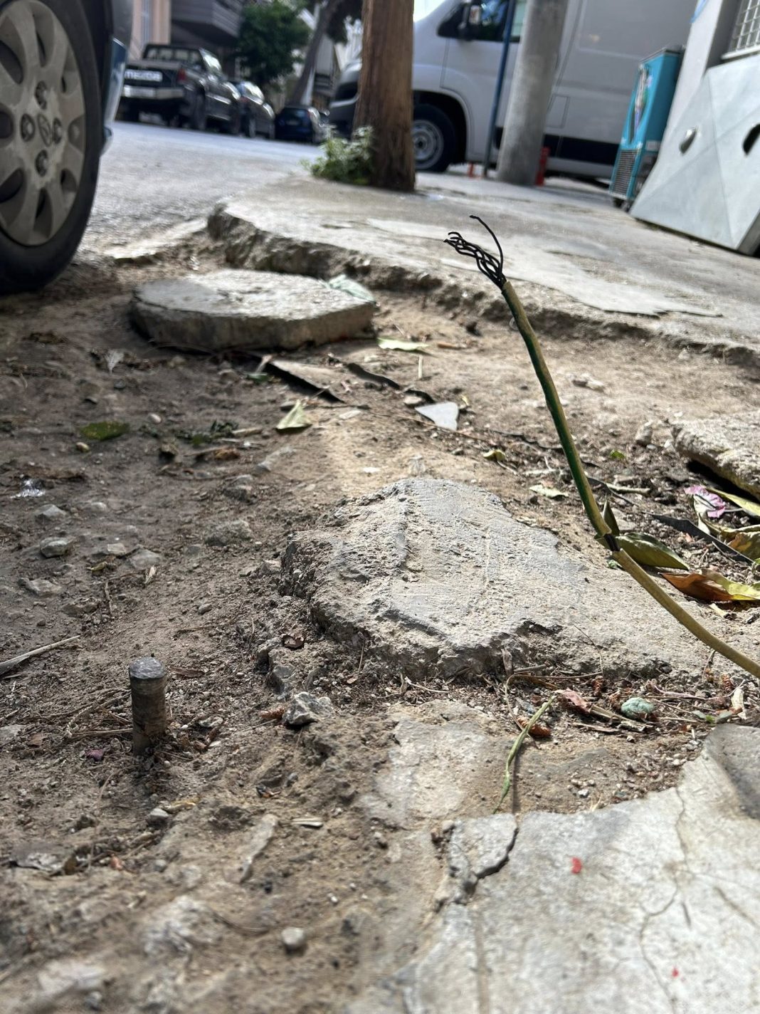 Καλογρέζα: Επικίνδυνο σημείο σε πεζοδρόμιο καταγγέλλουν δημότες Καλογρέζα: Επικίνδυνο σημείο σε πεζοδρόμιο καταγγέλλουν δημότες