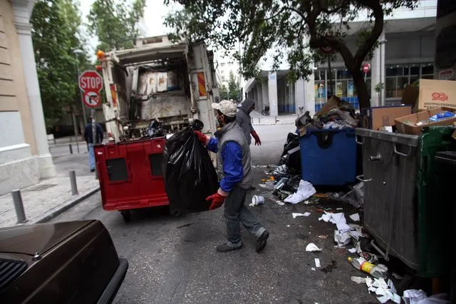 Σκηνές τρόμου στη Νέα Ιωνία: Νεαρός έβγαλε όπλο σε εργαζόμενους καθαριότητας Σκηνές τρόμου στη Νέα Ιωνία: Νεαρός έβγαλε όπλο σε εργαζόμενους καθαριότητας